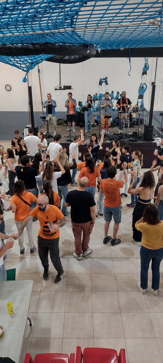 I seguim la diada de #tempsdeflors al local, rendits als <a href="/elsQuatrevents/">Grallers Els Quatrevents</a>. I després, desmadre amb els PD residents de Les Guixeres. Que no pari! 💙