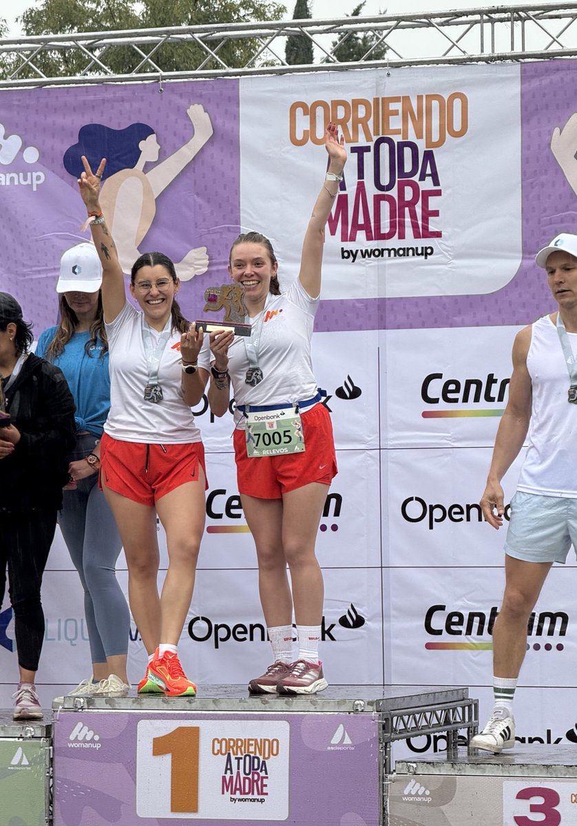 danaviles's tweet photo. pov: ganas 1er lugar en relevos con tu bff 
@di_ana254 👯‍♀️👟☔️🌧️
❤️‍🔥TREMENDAS❤️‍🔥 https://t.co/fzhOCRpqPr