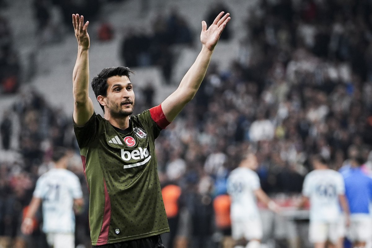 2009-2010 sezonunda İnönü'de ilk maçına çıktığında tribünlerde alkış ve destek kopmuştu... Aradan 15 yıl geçti, yine tribülerin aynı reaksiyonuyla oyuna girdi... Herkese nasip olacak bir şey değil. Saygıyı sonuna kadar hak eden büyük emek, büyük iş ve tribünler namına da büyük