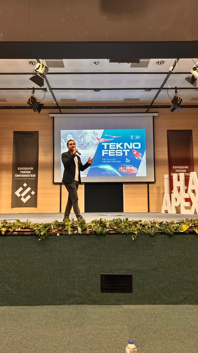 SaYurtsever's tweet photo. Eskişehir Teknik Üniversitesi İHA Kulübünün düzenlemiş olduğu APEX 25 İHA zirvesinde, insansız hava aracı geliştirme alanında kariyer yapmak isteyen üniversiteli kardeşlerimize, Teknofest yarışmalarının önemini ve Milli Teknoloji Hamlesi hedeflerimizi anlattım. https://t.co/Et21yp8oVn