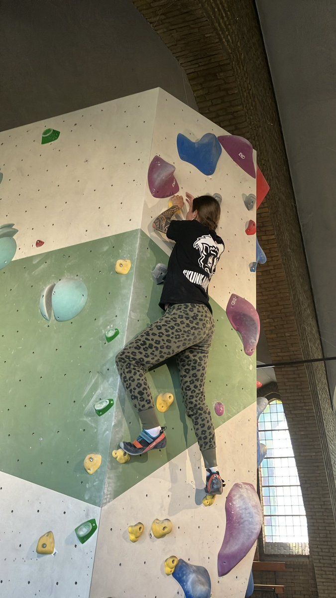 Beste moederdagcadeau ooit: mijn jongste zoon nam me mee boulderen en ik vond het zoooo leuk!