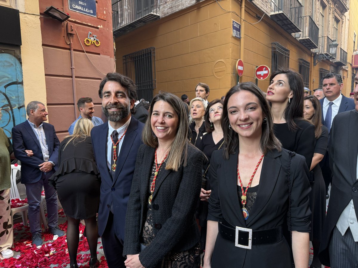 Finalitzem un cap de setmana molt especial dedicat a la Mare de Déu dels Desemparats.

Els carrers de València plens de pètals i d'emoció per a rebre a la Verge.

#VirgendelosDesamparados