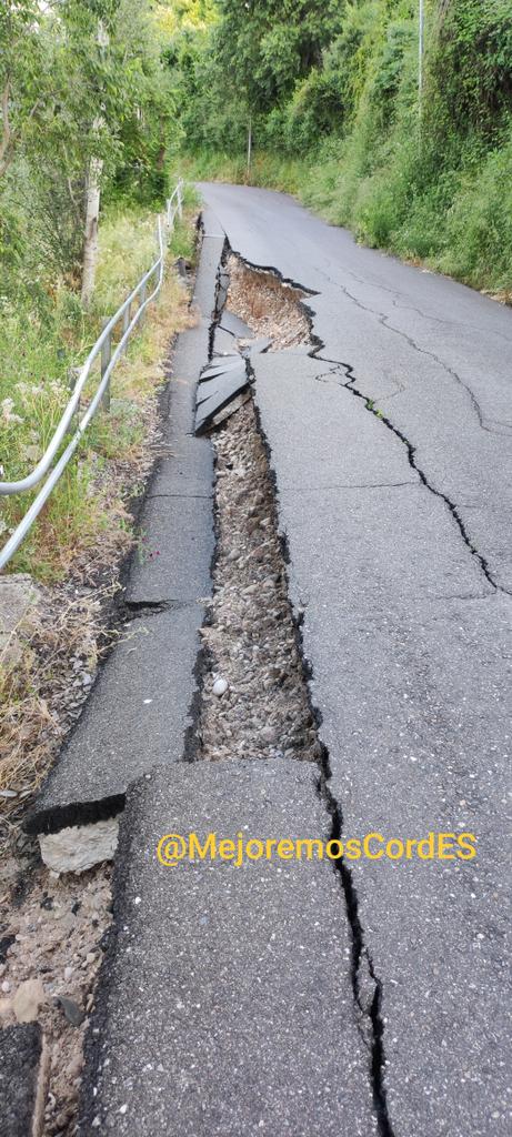 Denuncia de una observadora: calle cortada en polígono las Quemadas C/El Encinar <a href="/InfrayMAmbiente/">Delegación de Infraestructuras</a> <a href="/ayuncordoba_es/">Ayuntamiento Córdoba</a> #mejorcórdoba