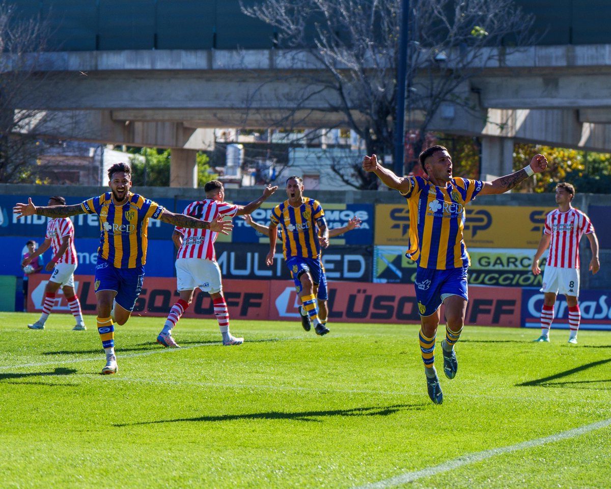 SC_ESPN's tweet photo. 🔥 EL BOHEMIO GANÓ EL DUELO CLAVE POR LA CIMA EN VILLA CRESPO

👏 Atlanta derrotó 3-1 a San Martín de Tucumán en la fecha 14 de la Zona A de la #PrimeraNacional

⚽ Echeverría, Gómez y Bisanz. Descontó Pino

🔝 Ambos equipos son líderes con 27 puntos

📷 @atlantaoficial https://t.co/ayWSBlMTmP