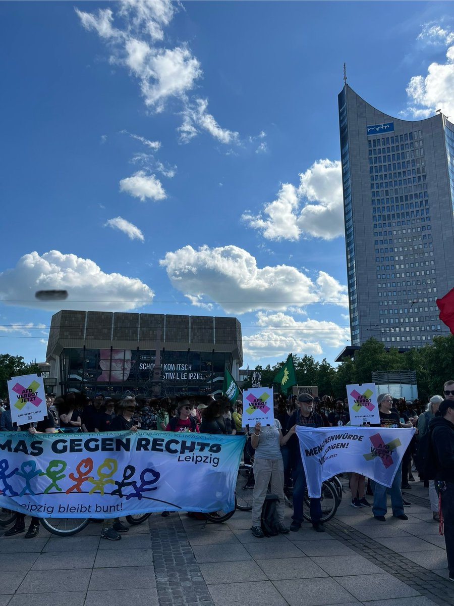 OmasGgRechtsLE's tweet photo. #le1105
#afdVerbotJetzt
#AlleZusammenGegenDenFaschismus
Es hat uns sehr gefreut, so Viele Menschen zu sehen♥️✊
(AI) https://t.co/BY8SvSvGn8