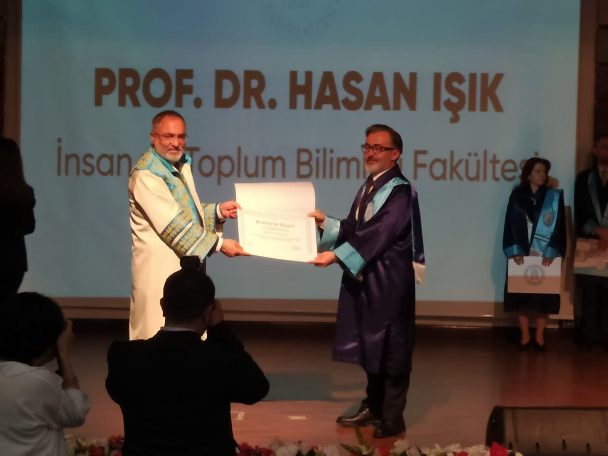 hasantarih06's tweet photo. Profesörlük belgemizi sayın rektörümüzden törenle aldık. Yılların emeğinin, uğraşısının, zorluklarının somut bir iz düşümü olan bu belgeyi almama kadar geçen süreçte katkısı olan tüm hocalarıma, aileme, dostlarıma  içtenlikle teşekkür ederim🤗 https://t.co/dKeM4fmsy2