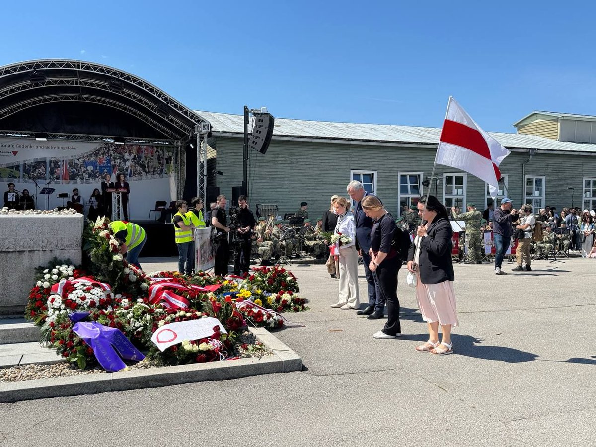 Botschaft des Volkes von Belarus in Österreich (@belarus_in_at) on Twitter photo Es war eine Ehre, mit <a href="/PavelLatushka/">Pavel Latushka</a> und Vertreter*innen der Botschaft des Volkes von Belarus in Österreich als Delegation der demokratischen Kräfte bei der Gedenkfeier im <a href="/MauthausenMem/">Mauthausen Memorial</a> Blumen niederzulegen.
Gemeinsam für ein Niemals wieder!
#Mauthausen2025 Es war eine Ehre, mit <a href="/PavelLatushka/">Pavel Latushka</a> und Vertreter*innen der Botschaft des Volkes von Belarus in Österreich als Delegation der demokratischen Kräfte bei der Gedenkfeier im <a href="/MauthausenMem/">Mauthausen Memorial</a> Blumen niederzulegen.
Gemeinsam für ein Niemals wieder!
#Mauthausen2025