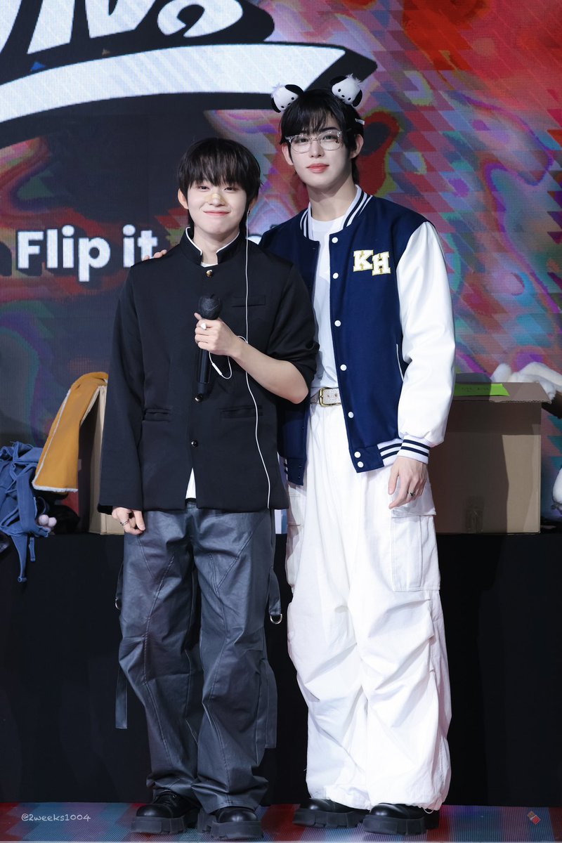 2weeks1004's tweet photo. 🇯🇵 vs 🇰🇷 🖤🤍
#킥플립 #KickFlip #케이주 #민제
#HappyMinjeDay https://t.co/r4Kc2VjTs6