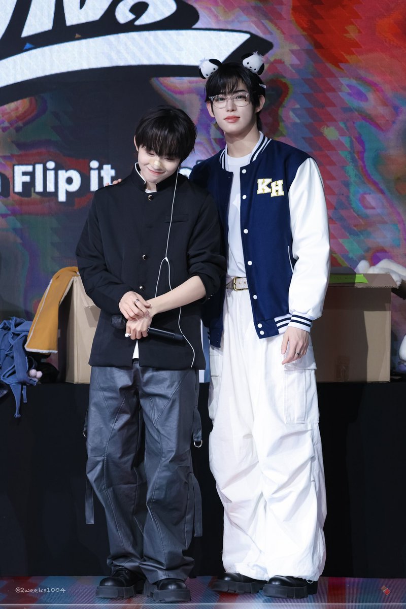 2weeks1004's tweet photo. 🇯🇵 vs 🇰🇷 🖤🤍
#킥플립 #KickFlip #케이주 #민제
#HappyMinjeDay https://t.co/r4Kc2VjTs6