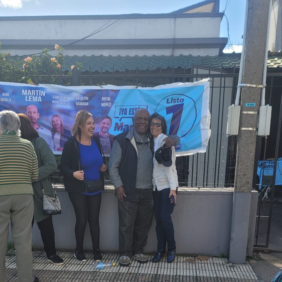 gloriasaravista's tweet photo. En el Cantón de la calle Corrales visitando a nuestra Dirigente Estela García @lista5uy @dcentrouy @gloriasaravista @PNACIONAL
Lista 1 @MartinLemaUy intendente
#Yaesta https://t.co/jbIrpSi56g