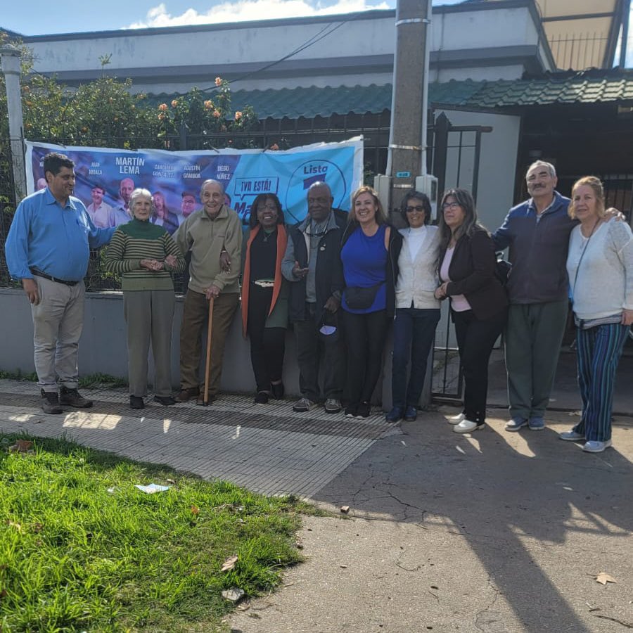 gloriasaravista's tweet photo. En el Cantón de la calle Corrales visitando a nuestra Dirigente Estela García @lista5uy @dcentrouy @gloriasaravista @PNACIONAL
Lista 1 @MartinLemaUy intendente
#Yaesta https://t.co/jbIrpSi56g