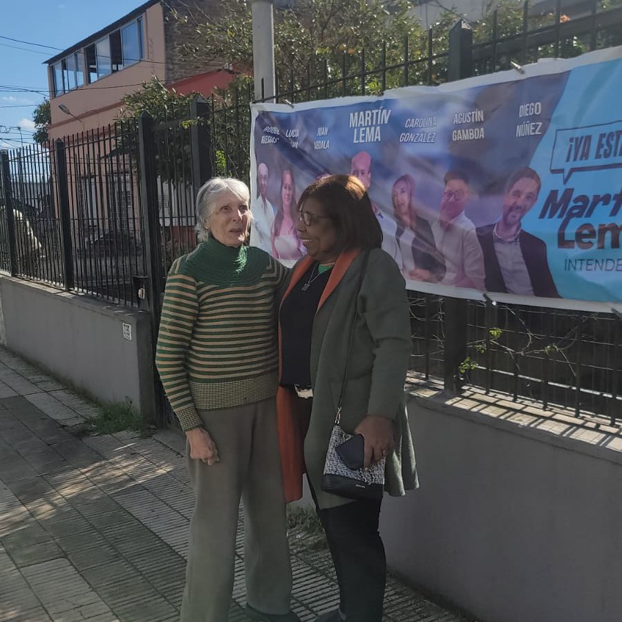gloriasaravista's tweet photo. En el Cantón de la calle Corrales visitando a nuestra Dirigente Estela García @lista5uy @dcentrouy @gloriasaravista @PNACIONAL
Lista 1 @MartinLemaUy intendente
#Yaesta https://t.co/jbIrpSi56g