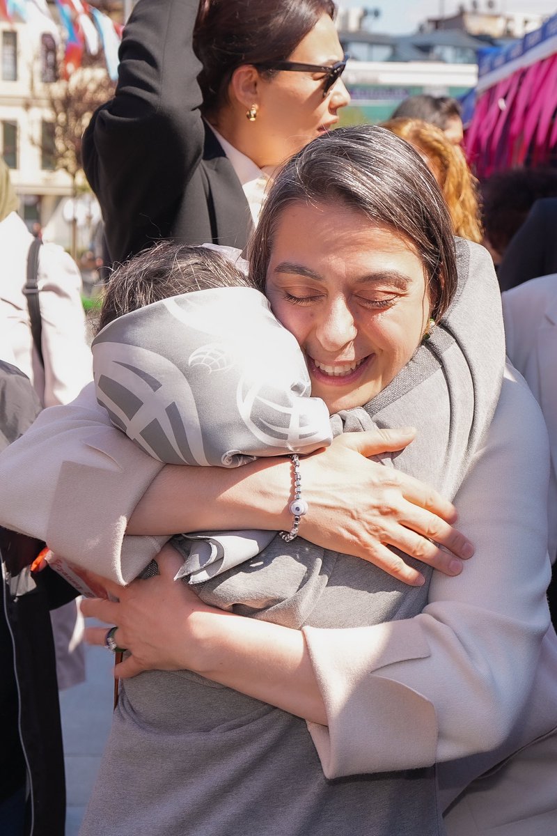 Üsküdar Belediyesi olarak, kadınlarımızın ve annelerimizin her zaman yanındayız. Sosyal desteklerimizle, kadınlara yönelik projelerimizle onların hayatlarını kolaylaştırmak, güçlerini artırmak için çalışıyoruz.

Bu Anneler Günü’nde Mimar Sinan Meydanı’nda yer alan Anne Eli