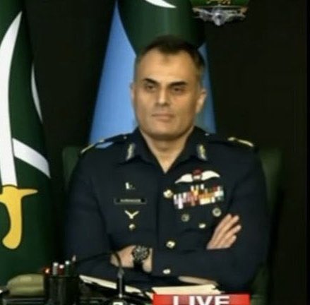 MariaAnjum11's tweet photo. Part time PAF Guy, Full time roaster 🤝 
#AurangzebAhmed #ceasefire https://t.co/RV77aUdnrB