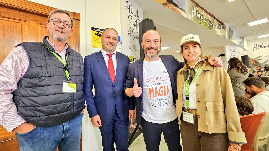 dipualba's tweet photo. #Gracias a tod@s por hacer de estos días en #Expovicaman una auténtica fiesta del #campo, la #innovación y las #emociones

Especialmente, al #equipazo del @itapdipualba y también a @FeriasIfab, a quienes nuestro diputado @elJoran ha felicitado personalmente.

... ¡#Continuará! 😎 https://t.co/68VfYn9TeB