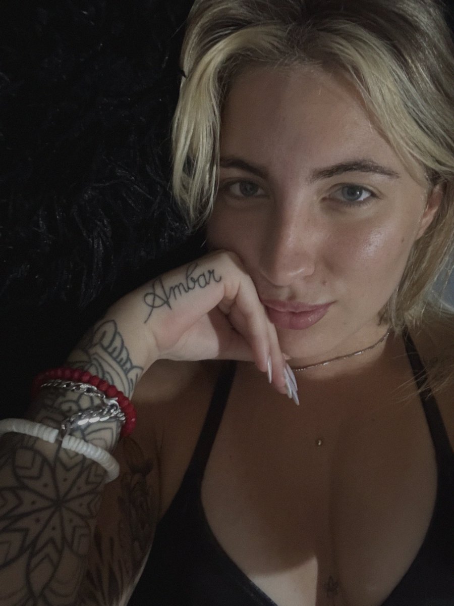 Mandalouu_'s tweet image. This look? Designed specifically to ruin your focus.😘
 #DistractionMode #TooHotToHandle #Texas