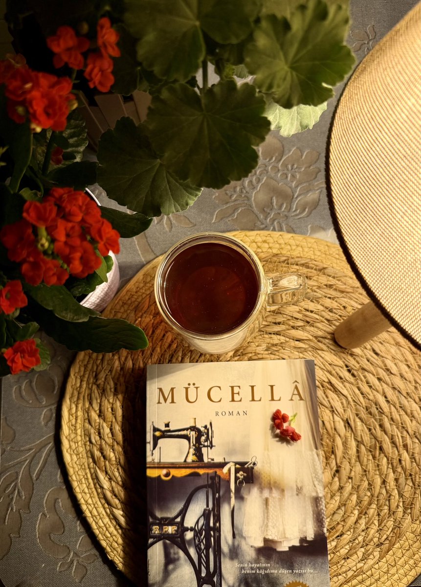 pinar_p_p's tweet photo. “Tanımaktır anlamanın ilk şartı. Sevmek anlamaktan sonra gelir.” #mücella #nazanbekiroğlu #kitap #balkonkeyfi #pazar https://t.co/IeB4lmsWdt