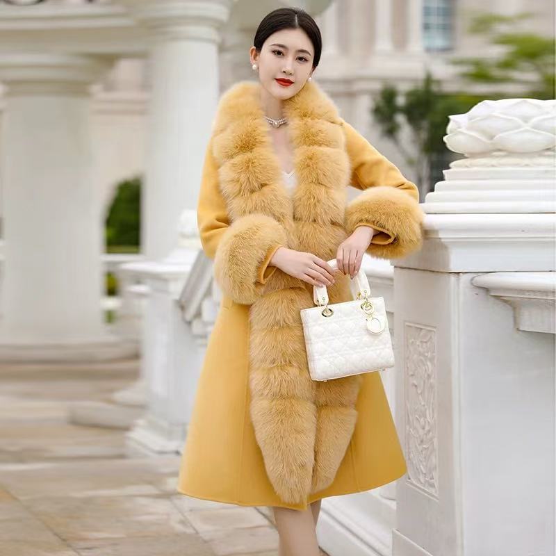 LeKanier's tweet image. 🟡 ​​"The coat that upstages marble columns"​​
Golden fox/cashmere hybrid, 19th century tailoring meets 21st century hustle.
#FurGame #StatementCoat #LuxuryRebel