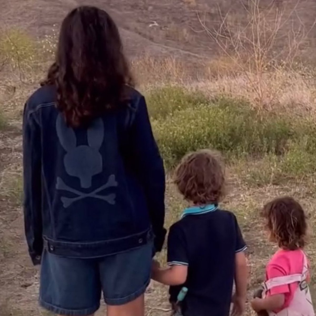 futurejiara's tweet image. _____ ______ ______ _____
← jj maybank 🏄🏼♂️
⁵ ᵐⁱⁿᵘᵗᵉˢ
happy mother’s day to this bad ass nature mama.
my heart, my home, my wife and the mother of our children.
love you kie ❤️