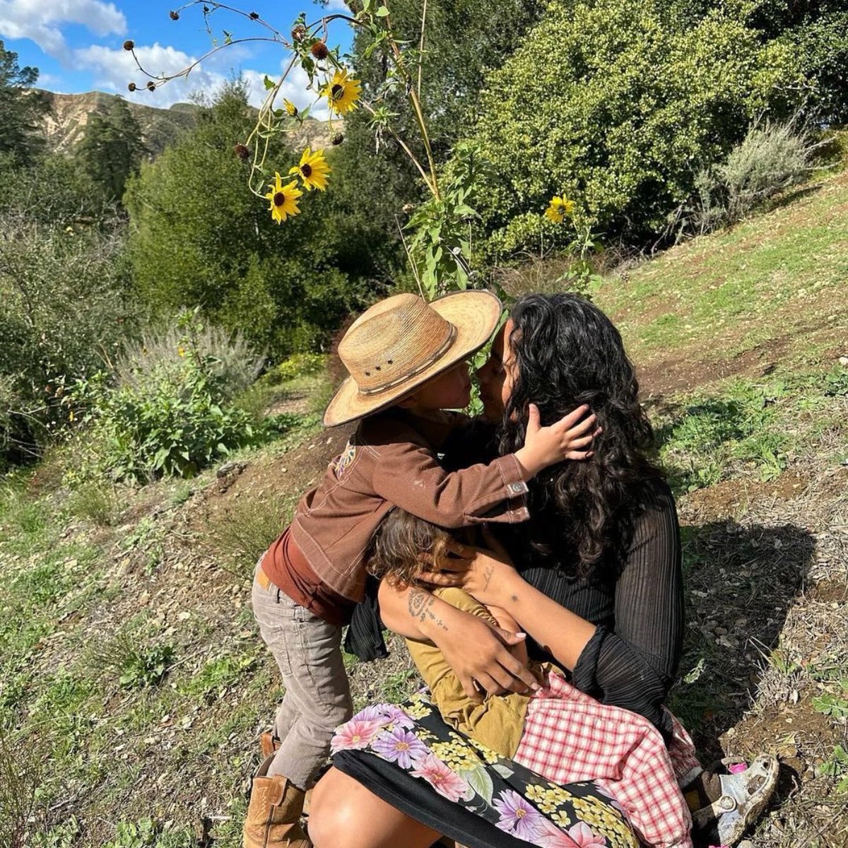 futurejiara's tweet image. _____ ______ ______ _____
← jj maybank 🏄🏼♂️
⁵ ᵐⁱⁿᵘᵗᵉˢ
happy mother’s day to this bad ass nature mama.
my heart, my home, my wife and the mother of our children.
love you kie ❤️
