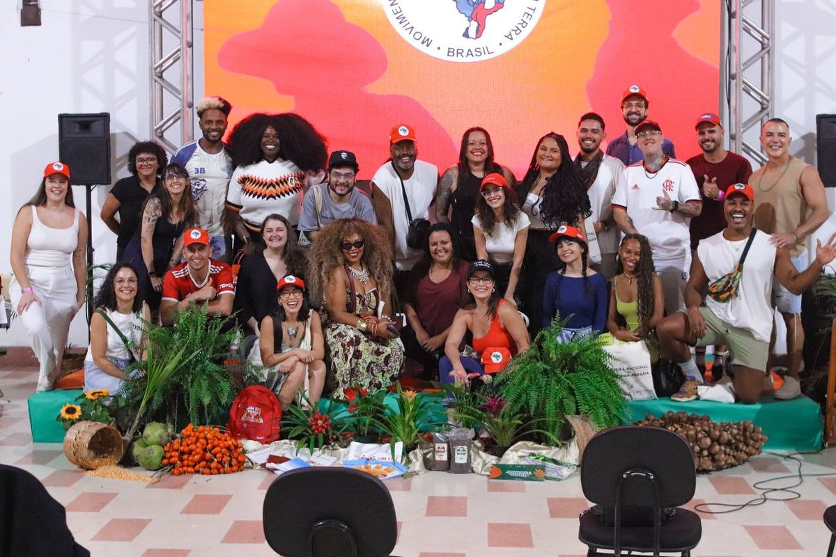 MST_Oficial's tweet photo. 🤳🏾E TEVE ENCONTRO DO MST COM INFLUENCERS E PRODUTORES DE CONTEÚDO DIGITAL NA #FeiraMST, VIU? 🫶🏾

Na sexta-feira, parceiros de luta pela Reforma Agrária que produzem conteúdo pras redes trocaram um papo incrível sobre alimentação e defesa da natureza! 

VEM VER 👀

📷Mykesio Max https://t.co/3gmWi68XWe