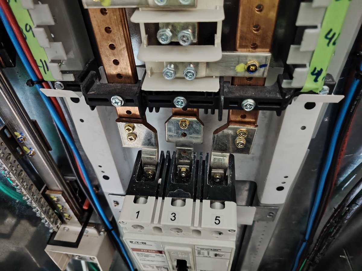 edu15ag's tweet photo. Yo no se nada de electricidad, pero aquí me tienen supervisando el sistema eléctrico de un complejo industrial 🤡 https://t.co/KfZYVLPnEC