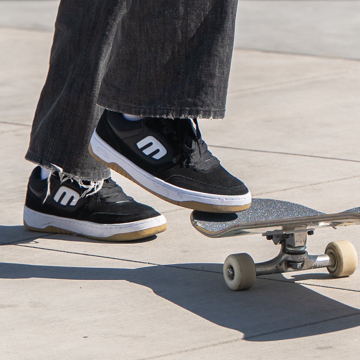 Lace up the Loot. Julian Lewis skating in this new mid puff style. Black/white shown here, available at select skateshops around the world. #etniesLoot