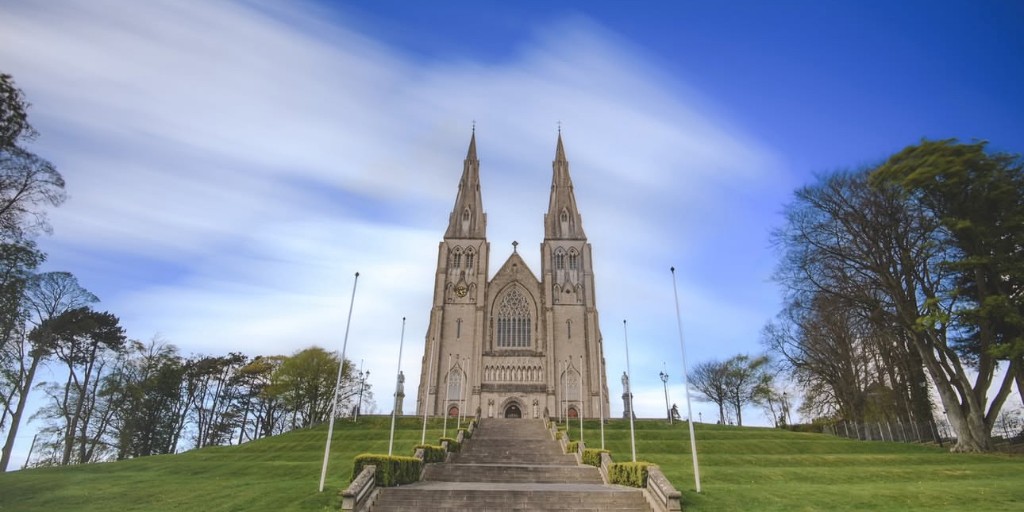 Blue skies with a cathedral view ☁️ 

📍 St Patrick's (RC) Cathedral, Armagh
📸 Credit to @philiprayphotography for this beautiful shot

Tag us in your captures using #VisitArmagh