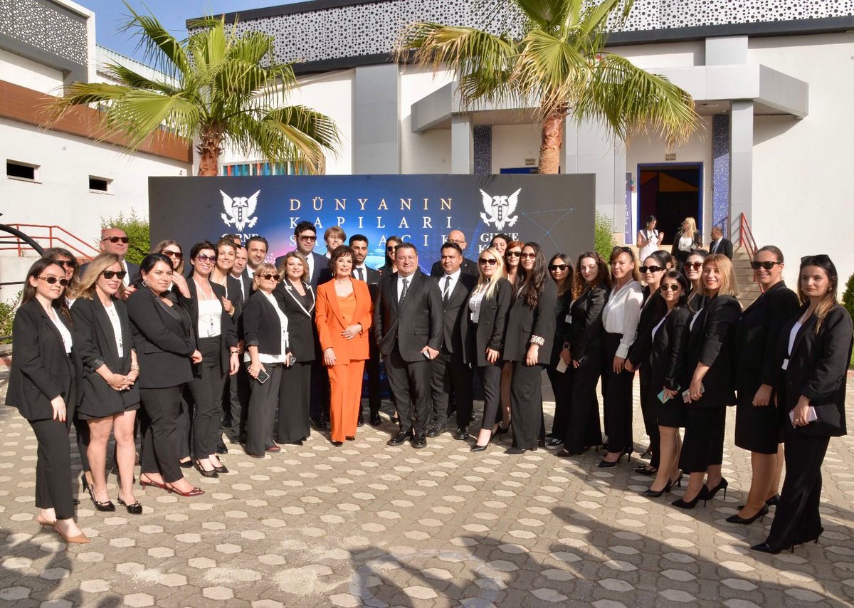 Yeni kampüsümüzün lansmanını, Türk sinemasının duayeni Sayın Hülya Koçyiğit’in katılımıyla Anneler Günü’ne özel gerçekleştirdiğimiz söyleşiyle taçlandırdık.

<a href="/akpinar_serhat/">Serhat AKPINAR</a> 
<a href="/umitkalko/">Ümit Kalko</a> 
<a href="/girne_koleji/">Girne Koleji</a>