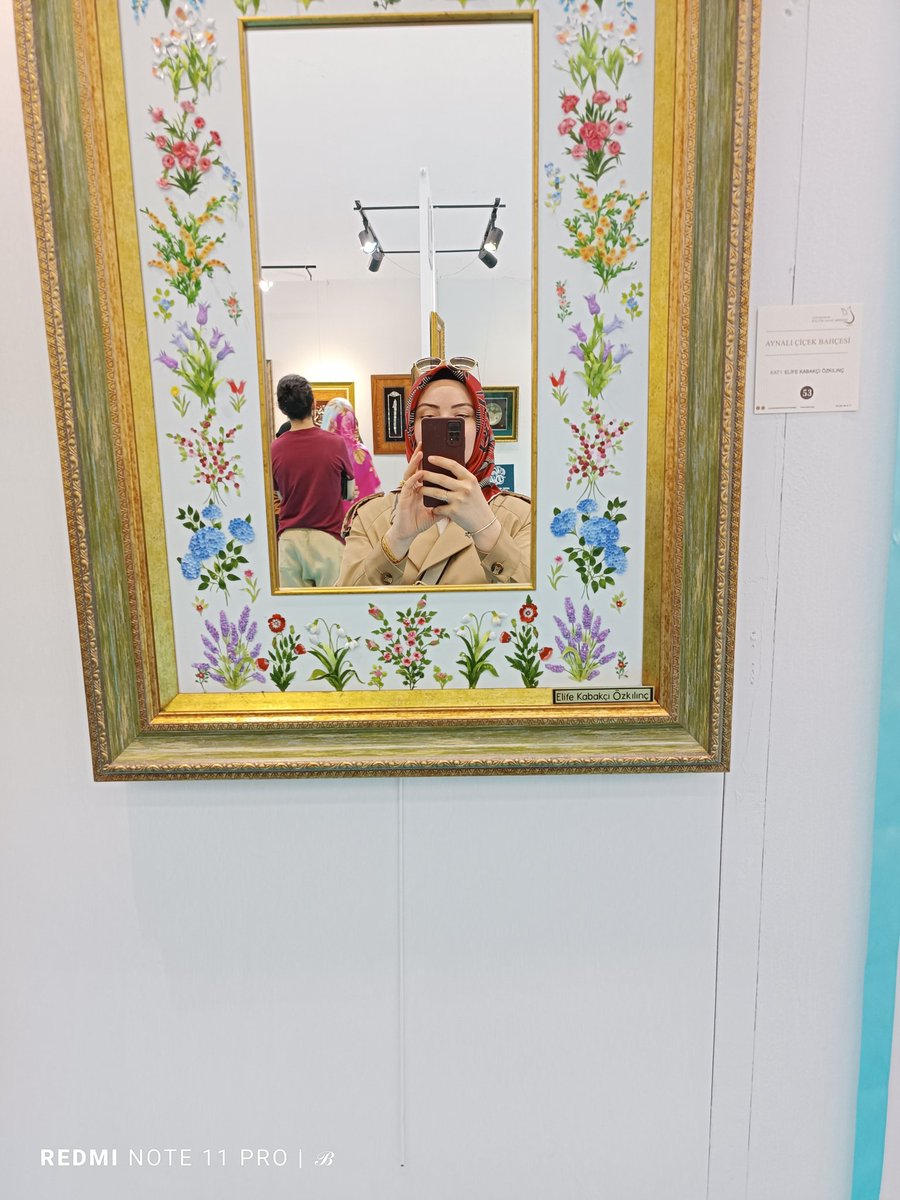 Ankara da uluslararası İslâm sanatları fuarına gittik bugün eşim ve çocuklarımla. Çoook güzel ve değerli eserler gördük. Bir günde gezilecek bir yer değil. Çok büyük bi alan harika eserler.