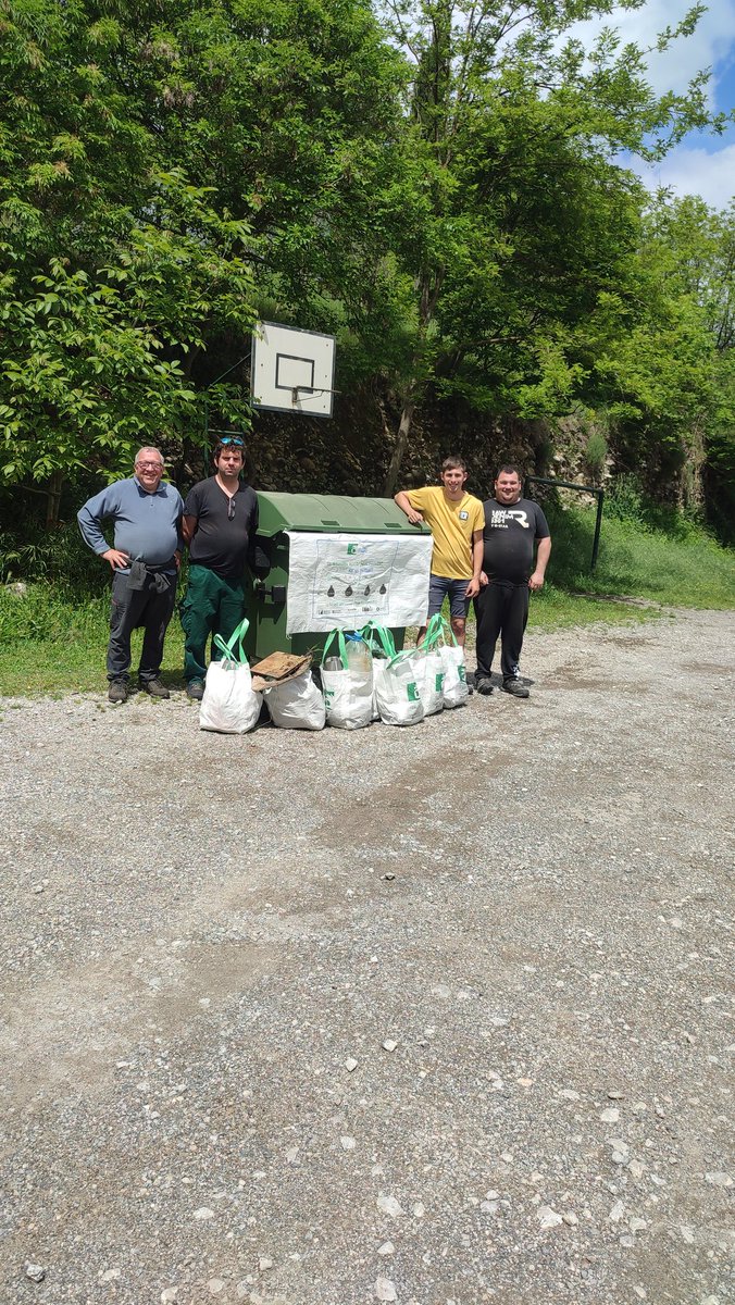Associacioveins's tweet image. Avui a Cal Prat hem fet la Jornada de neteja de Let's Clean Up Europe. Moltes gràcies per la vostra col•laboració. ♻️
@AjPuigreig , Transvinyots Serveis @residuscat