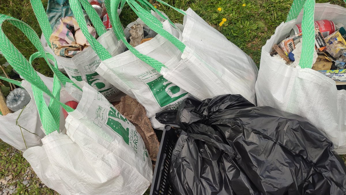 Associacioveins's tweet image. Avui a Cal Prat hem fet la Jornada de neteja de Let's Clean Up Europe. Moltes gràcies per la vostra col•laboració. ♻️
@AjPuigreig , Transvinyots Serveis @residuscat