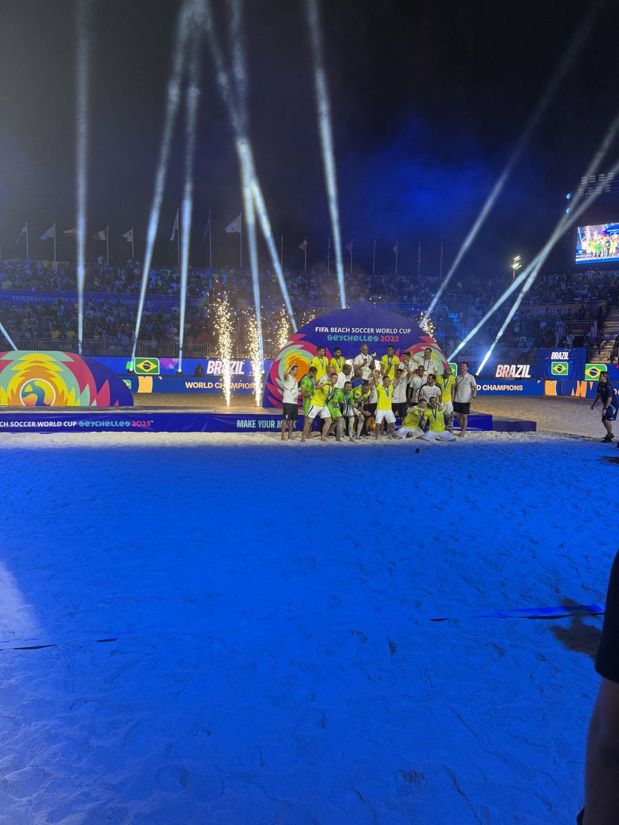 waberiBouh's tweet photo. Une première historique, une mission symbolique.
En tant que nouveau membre du Council de la FIFA, j’ai eu l’honneur de représenter le Président de la FIFA à la remise des trophées de la finale de la Coupe du Monde de Beach Soccer 2025 aux Seychelles, première nation africaine à accueillir cette prestigieuse compétition.

Je salue chaleureusement Son Excellence Wavel Ramkalawan, Président de la République des Seychelles, pour son engagement fort en faveur du sport et pour avoir permis à son pays d’inscrire son nom dans l’histoire du football mondial.

Un moment fort, à la fois pour l’Afrique et pour la place croissante de notre continent dans les grandes instances du football mondial.
Félicitations aux finalistes et à tous ceux qui ont contribué à faire de cet événement un succès.

L’Afrique avance, et avec elle, ses ambitions sportives.

#FIFA #BeachSoccerWorldCup #Waberi #AfriqueDuFootball #Seychelles2025 #FootballAfricain #FIFACouncil #PresidentRamkalawan