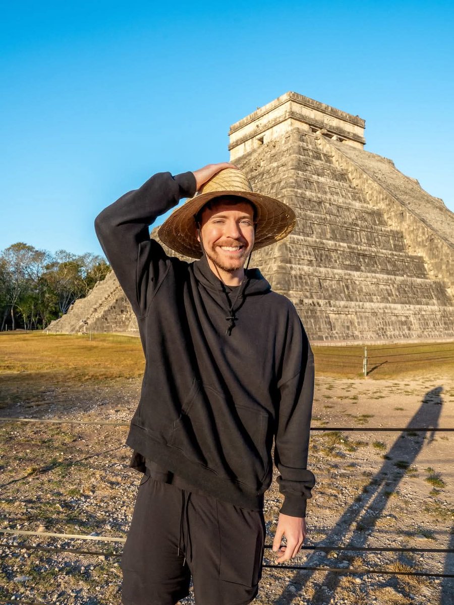 CulturYucatan's tweet image. MrBeast visitó #ChichénItzá, recorrió los caminos de #ChichénViejo hasta llegar al Castillo de Kukulcán, la historia, origen y grandeza de nuestra cultura sorprendió al famoso Youtuber que ya está compartiendo este viaje a #Yucatán con el mundo.