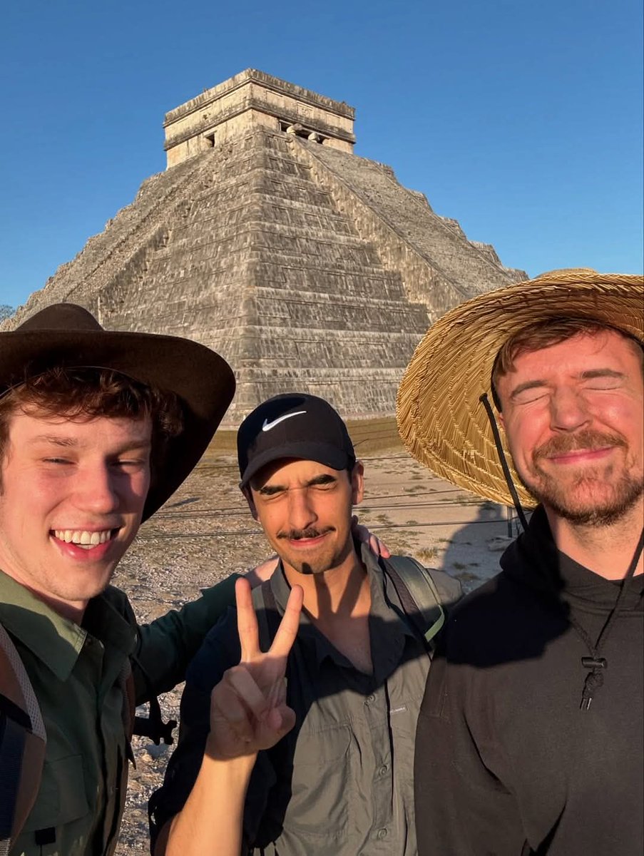 CulturYucatan's tweet image. MrBeast visitó #ChichénItzá, recorrió los caminos de #ChichénViejo hasta llegar al Castillo de Kukulcán, la historia, origen y grandeza de nuestra cultura sorprendió al famoso Youtuber que ya está compartiendo este viaje a #Yucatán con el mundo.