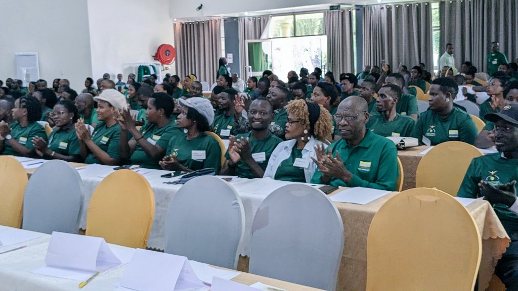Nous soutenons des taxes raisonnables pour la population afin de favoriser le développement plutôt que de les appauvrir: <a href="/Drfrankhabineza/">Dr.Frank Habineza</a> earthrwanda.com/nous-soutenons… <a href="/DemGreenPartyRw/">Democratic Green Party of Rwanda 🇷🇼</a>