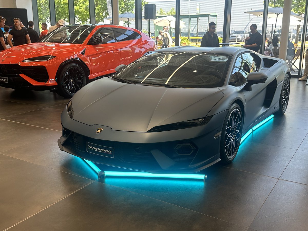 GPOnyx's tweet image. H R Owen Supercar meet… busy!..some raging bulls… other brands are available..nice Daytona.. one for @LUDENClassics 😁