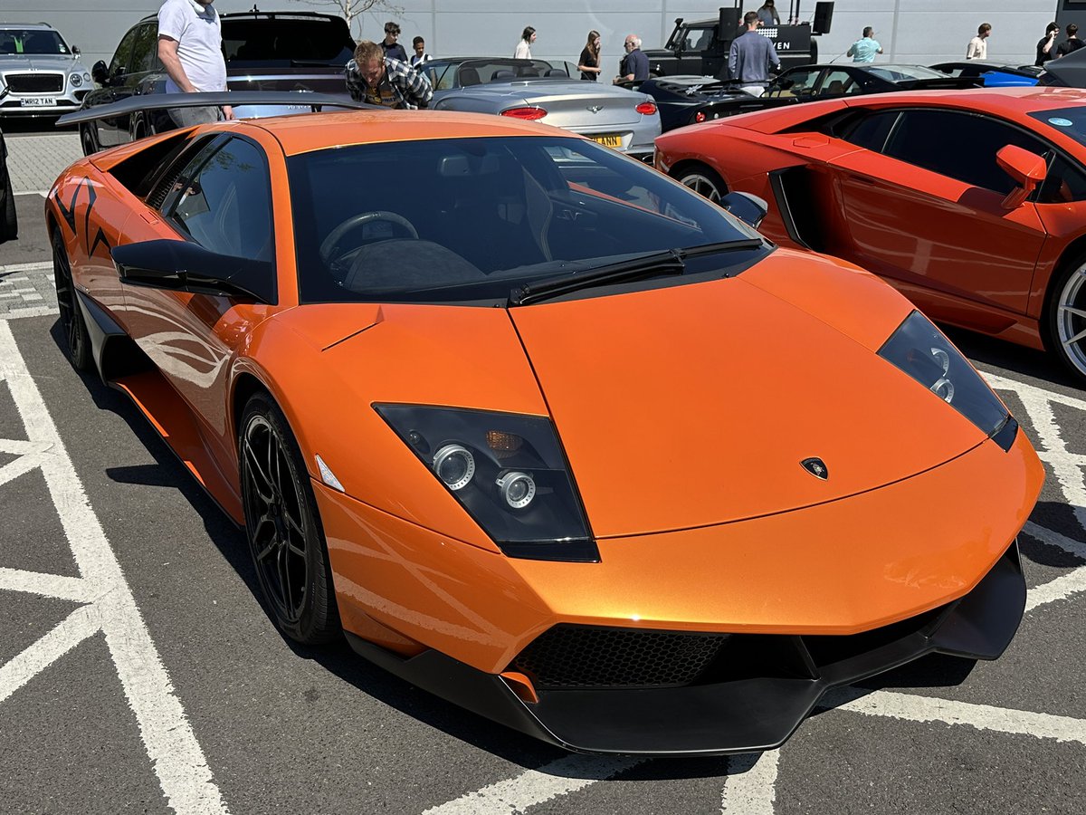 GPOnyx's tweet image. H R Owen Supercar meet… busy!..some raging bulls… other brands are available..nice Daytona.. one for @LUDENClassics 😁