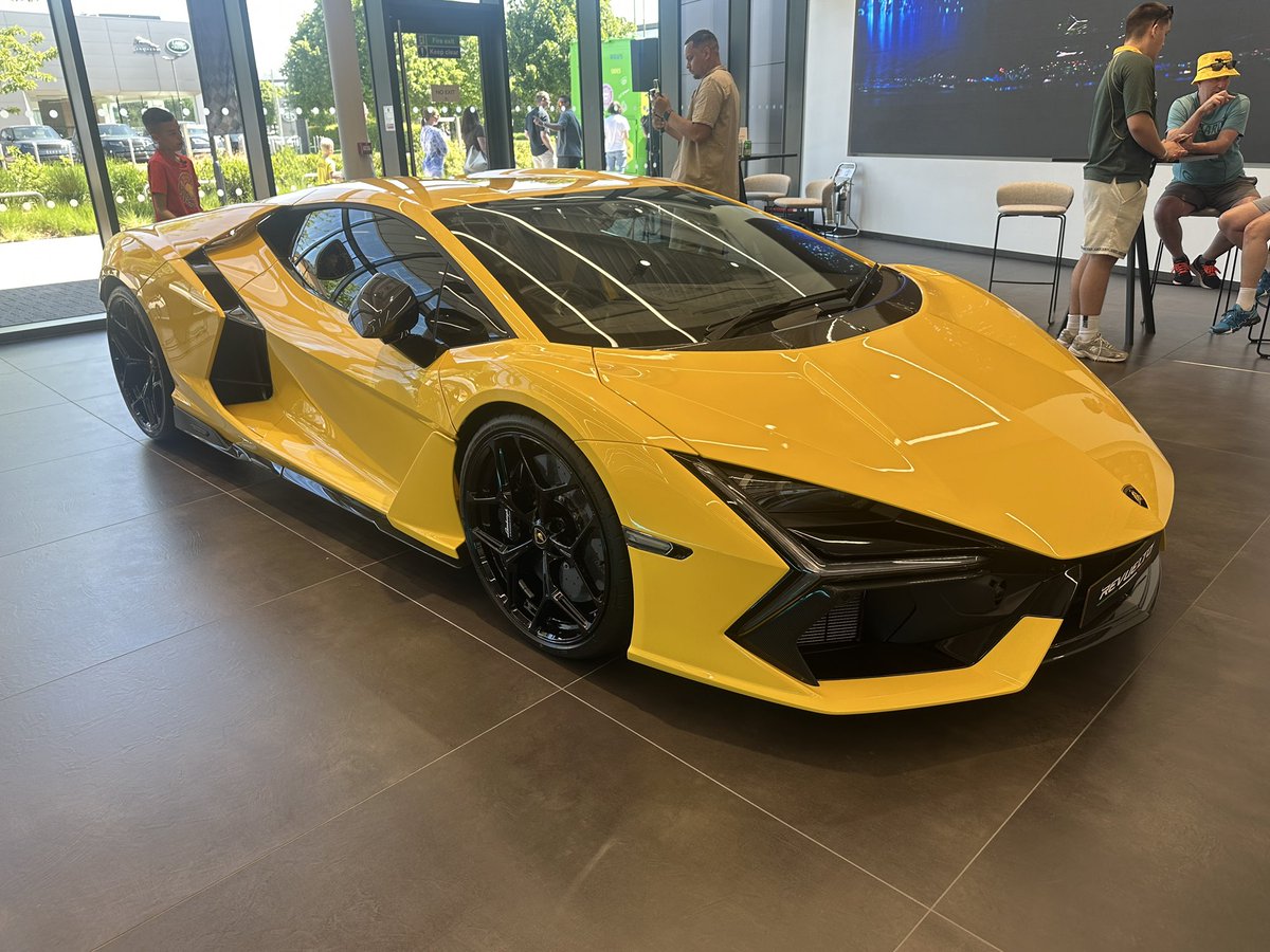 GPOnyx's tweet image. H R Owen Supercar meet… busy!..some raging bulls… other brands are available..nice Daytona.. one for @LUDENClassics 😁
