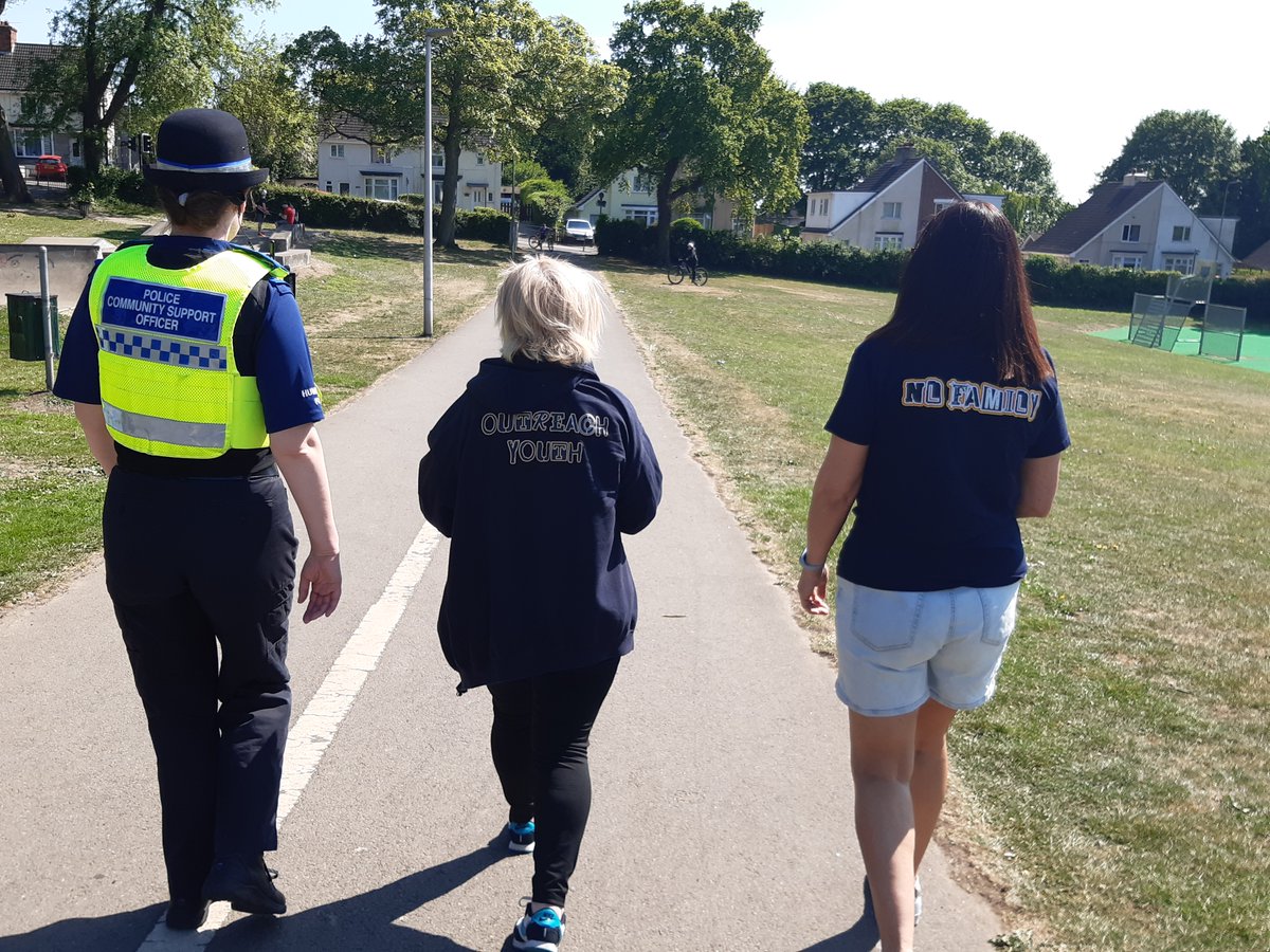#CommunityEngagement #PositiveInteractions
Brumby NPT officers have been on foot patrol this afternoon with NLC Youth Outreach Workers, engaging with young people in the community. It was great to see everyone enjoying the sun. 😎