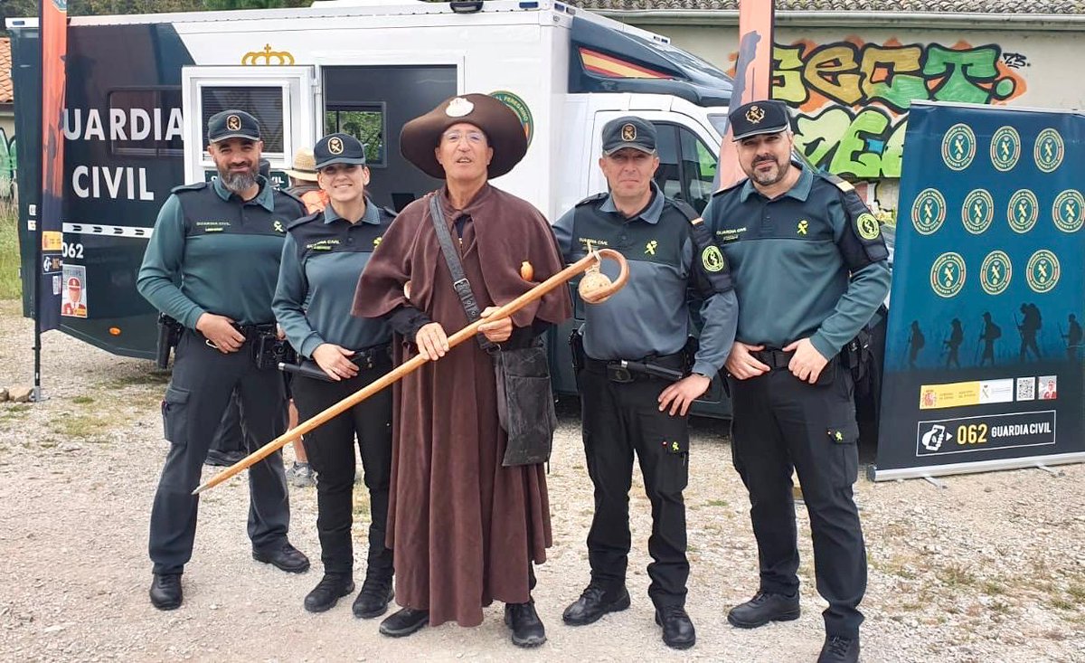 NavarraGC's tweet photo. ✅ Oficina Móvil de Atención al Peregrino OMAP durante un punto de información 

📍Camino de Santiago a su paso por Navarra

si nos necesitas, ☎ 062 
 📲 App Alertcops

#navarraguardiacivil
#YoSoyGuardiaCivilDeNavarra #angelesverdes
#OMAP https://t.co/1pPJEQmeDj