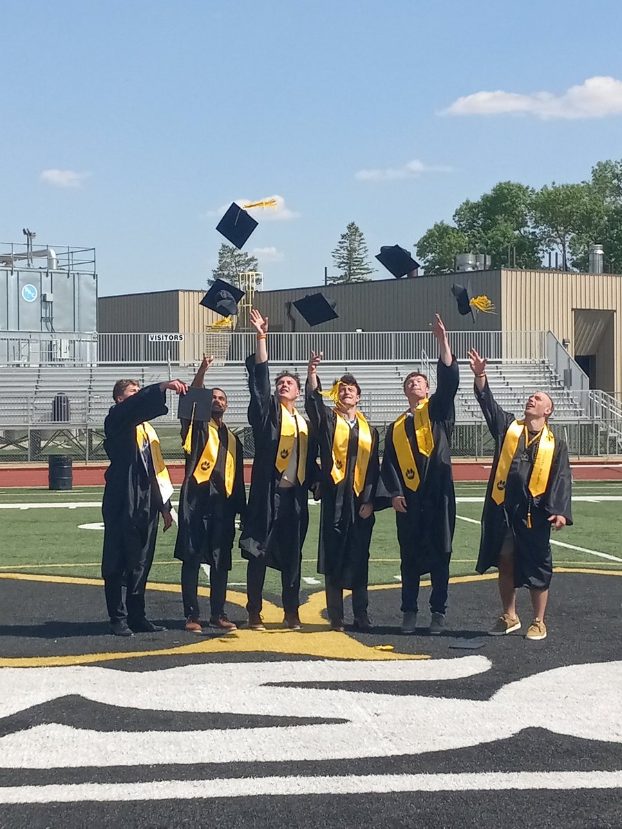 KellySchall8's tweet photo. 💛🖤🏈🎓 https://t.co/POG2LoXwzx