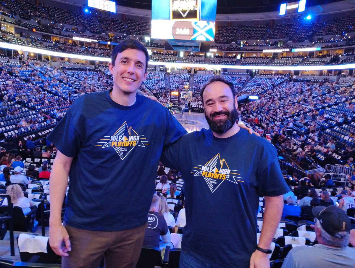 Usero87's tweet photo. @MovistarNBA @guillegimenez_ @ADaimiel @vamos @A_Monje @NBAspain Aquí dos seguidores españoles desde el Ball Arena en Denver. Huele a partidazo https://t.co/raM8xo61gi