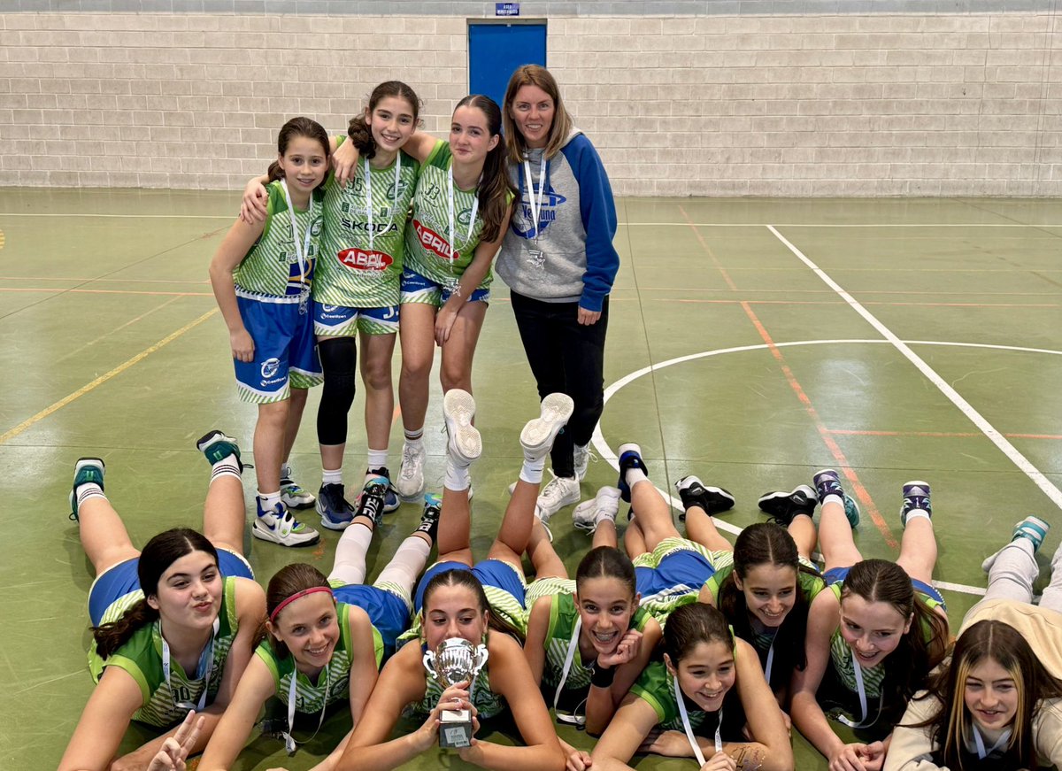 ccvedrunaou's tweet photo. 🥇Nuestro equipo infantil FUNDACIÓN VEDRUNA REALE es CAMPEÓN DE LIGA‼️

Felicidades equipo!! 🙌🙌
#canteraCCV https://t.co/1vJ3Syp3aG