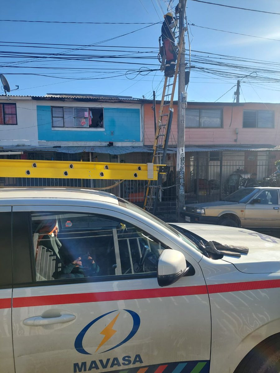 YellowCam_'s tweet photo. @CGE_Clientes será que mi madre tiene que esperar que su casa se queme? Miren están ordinariez de reparación 😡 más de 48 hrs sin luz para esa reparación? https://t.co/w2g5Ys2ics