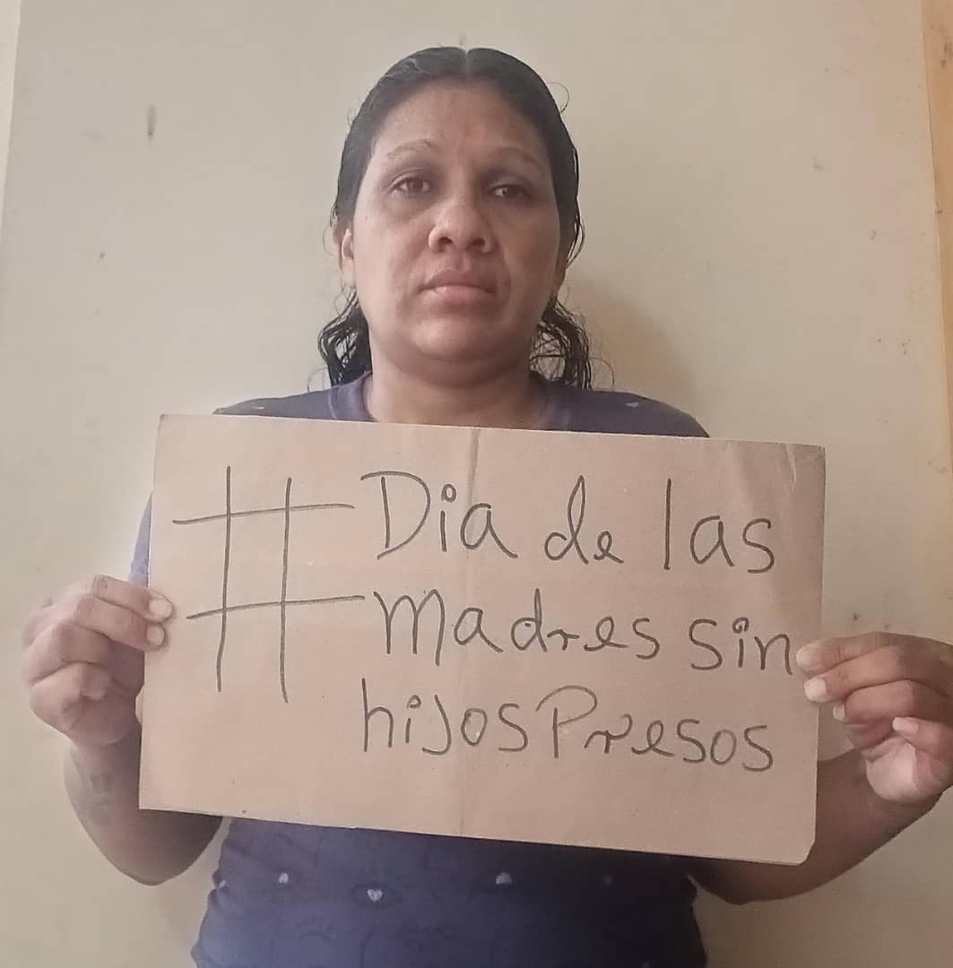 Julia Labrador es madre de William Rodríguez, de 19 años, profesor de natación, secuestrado por encapuchados el 30 de julio cuando salía de su trabajo en Valencia y entregado a la brigada 41 de Paramacay. Lo acusan de terrorismo, ella exige libertad #DiaDeLasMadresSinHijosPresos