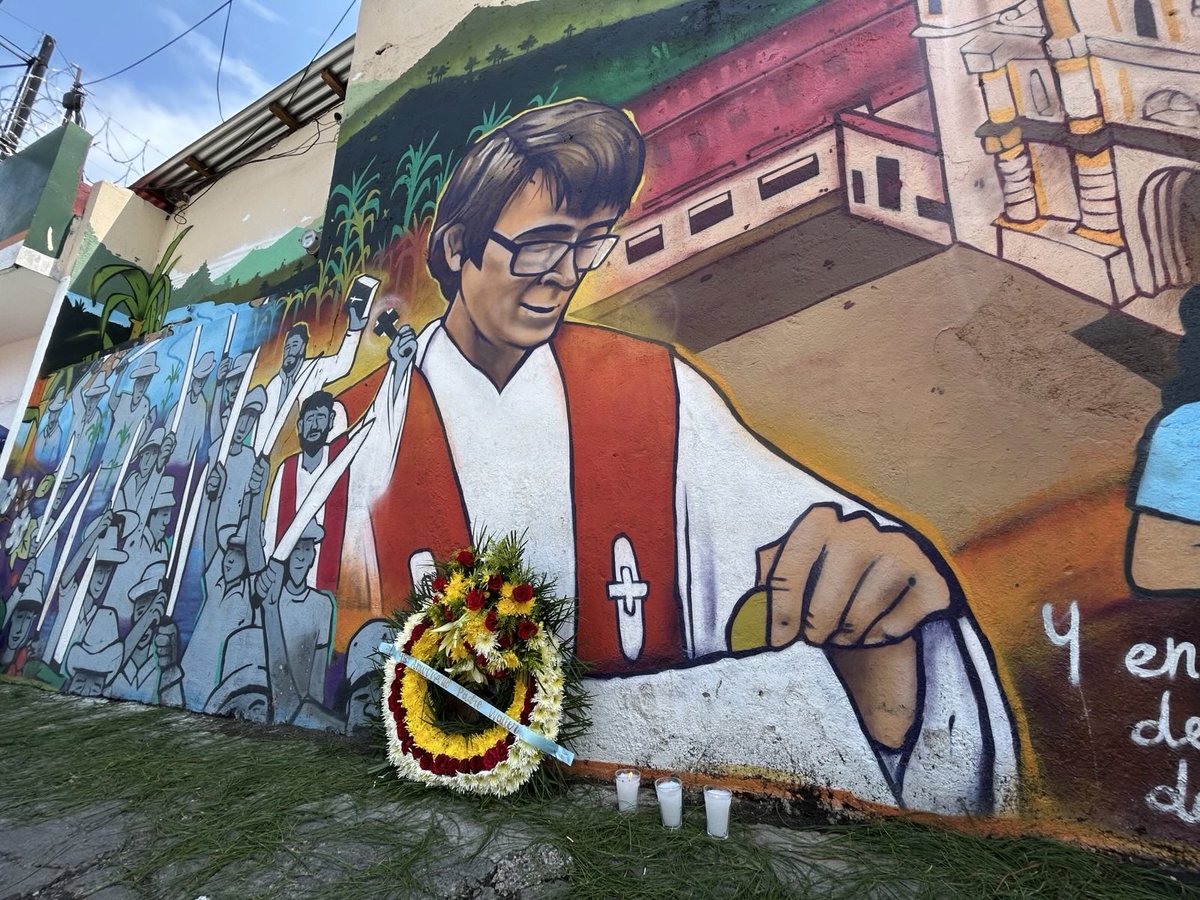 ImpunityWatchGt's tweet photo. Hoy se conmemoran 45 años del asesinato del Padre Walter Voordeckers en Santa Lucía Cotzumalguapa. Murió por defender los derechos de los trabajadores de la Costa Sur de #Guatemala.

Estamos junto a la Asociación Memoria Dignificación y Esperanza #AMDE en esta conmemoración🧵 1/2 https://t.co/XgXX3sdbcC