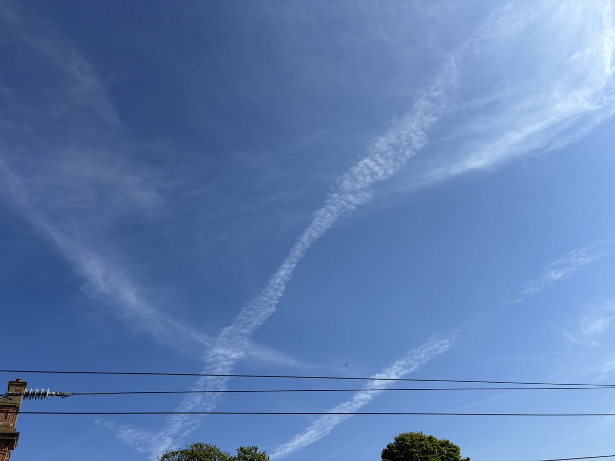 AndyMay36121988's tweet image. Okay.
We hear “planes at different altitudes” cause trails and some don’t - pic 1 - did these 2 planes jump/drop?
Pics 2, 3 &4. They say trails don’t linger and expand.
Well.
Same trails through all 4 pics. 1546hrs - 1614hrs.
Yeah.