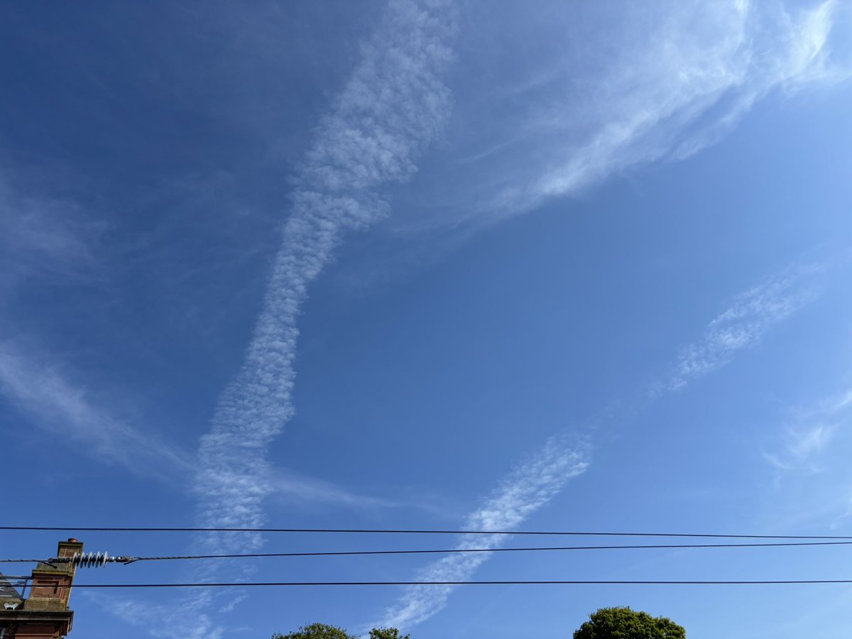 AndyMay36121988's tweet image. Okay.
We hear “planes at different altitudes” cause trails and some don’t - pic 1 - did these 2 planes jump/drop?
Pics 2, 3 &4. They say trails don’t linger and expand.
Well.
Same trails through all 4 pics. 1546hrs - 1614hrs.
Yeah.