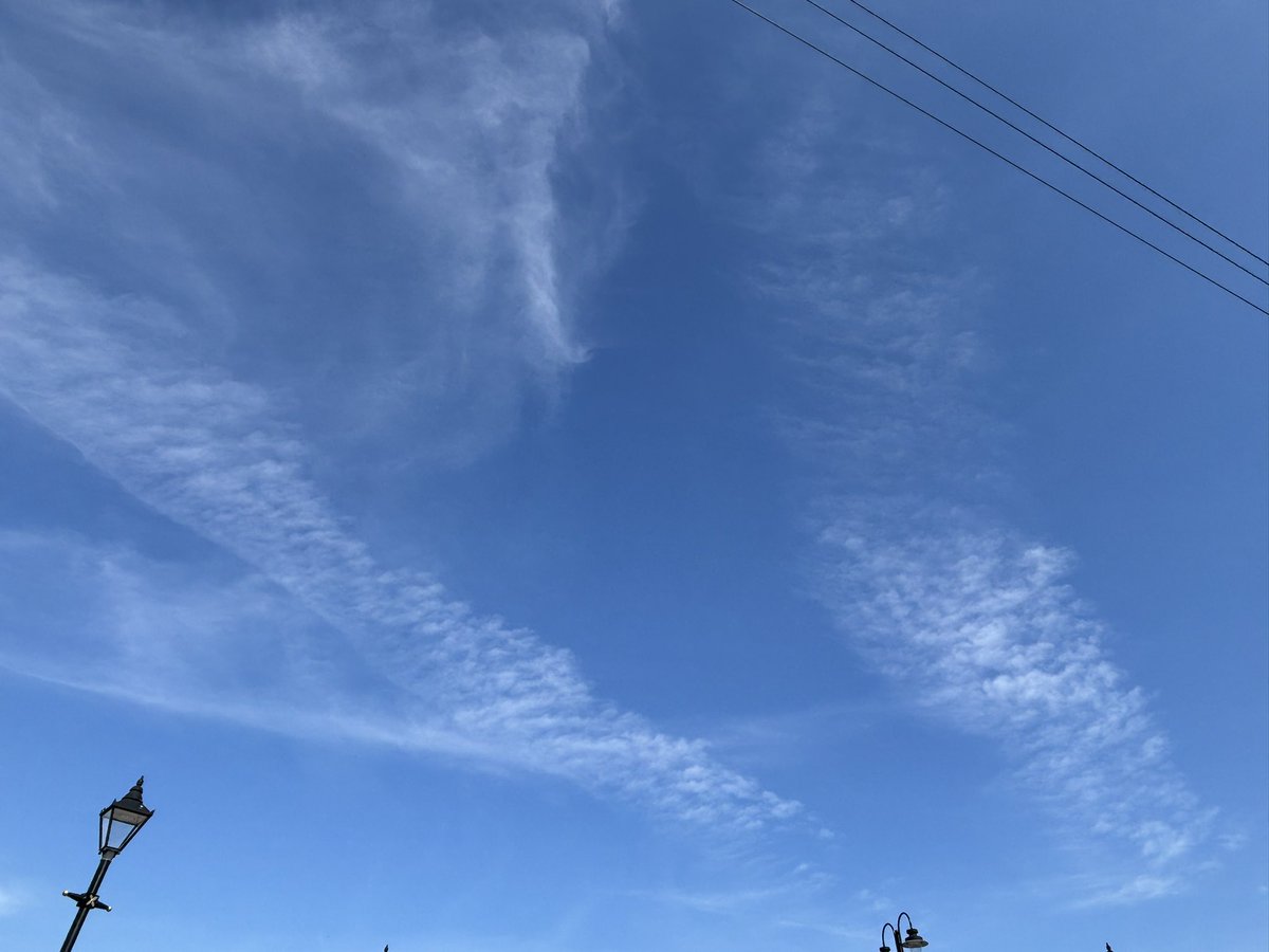 AndyMay36121988's tweet image. Okay.
We hear “planes at different altitudes” cause trails and some don’t - pic 1 - did these 2 planes jump/drop?
Pics 2, 3 &4. They say trails don’t linger and expand.
Well.
Same trails through all 4 pics. 1546hrs - 1614hrs.
Yeah.